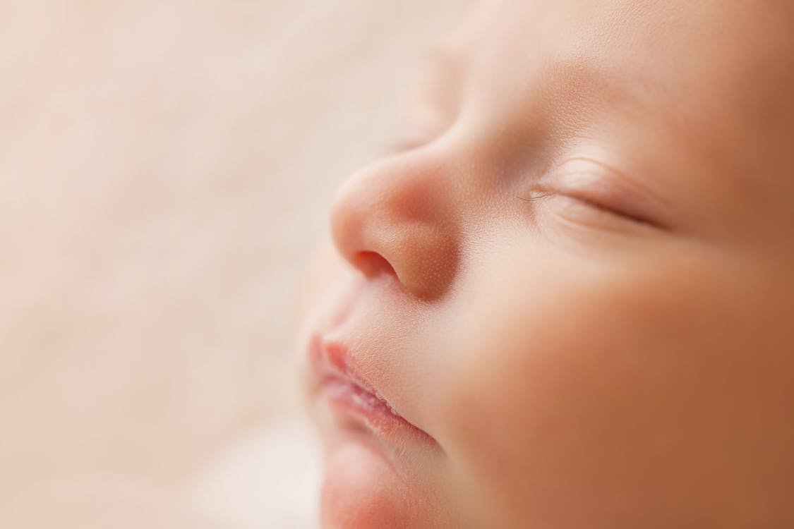 Le bruit blanc ou le bruit rose pour endormir bébé ?
